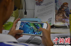 中小学生砸钱追热门网游 未成年人网游行为如何